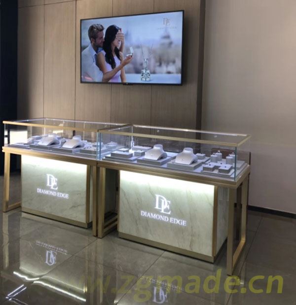定制珠宝展示柜要到专业厂家，真是实惠 (定制珠宝展示柜应该是专业厂家做的，真的实惠。)