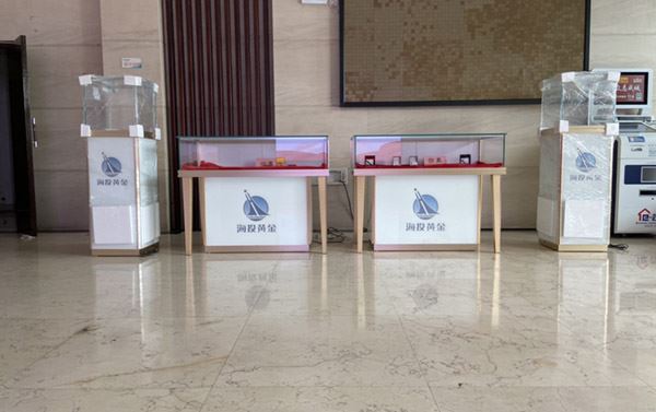 珠宝展柜定制与直采成品的区别 (珠宝展示柜定制与直采成品的区别)