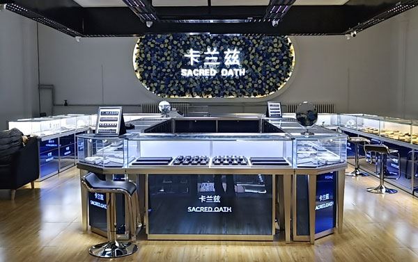 黄金饰品展柜设计与店铺形象相结合 (结合店铺形象的黄金首饰橱窗设计)