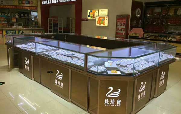 珠宝首饰玻璃转角柜订制，我们要看三个方面 (为了制作珠宝玻璃角柜，我们必须考虑三个方面。)