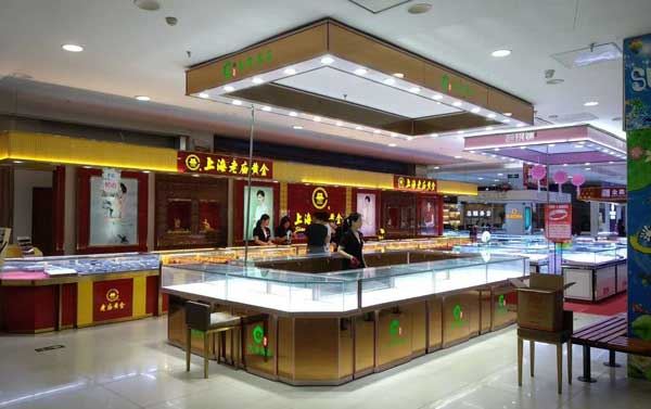 珠宝展柜定做更能展现出珠宝的气质 (定制的珠宝展柜更能展现珠宝的气质。)