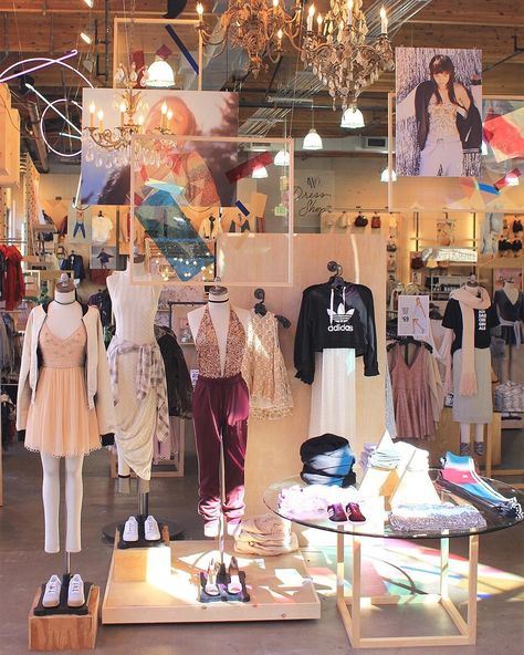 充满童趣的橱窗展示陈列设计