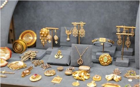 如何让我的珠宝店铺更加奢华，打造高贵感的珠宝陈列