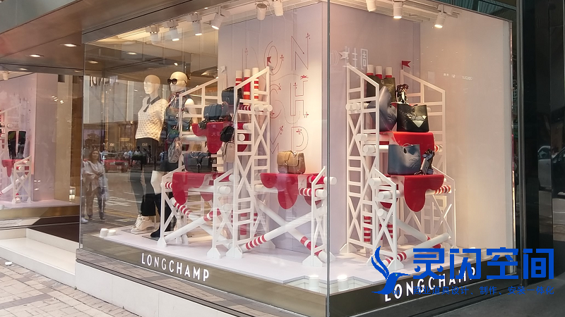 服装店面橱窗设计：时尚女装店铺艺术橱窗陈列布置