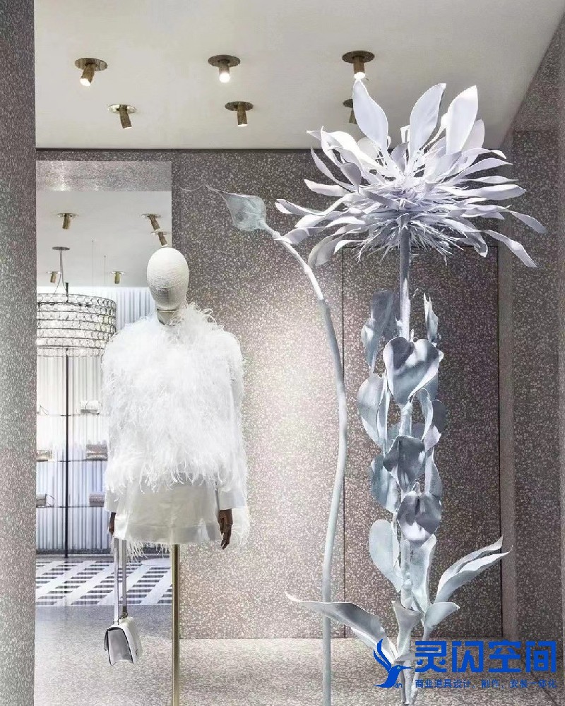 品牌女装艺术橱窗展示道具定制
