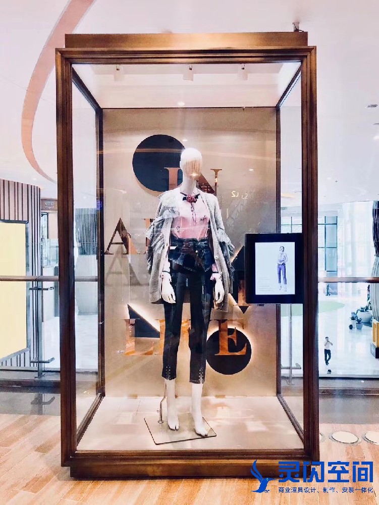 商场品牌服装展示柜定制