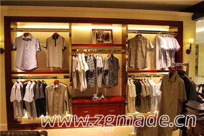 设计童装展柜可以融入卡通元素 (童装展台陈列叠装花样图片)