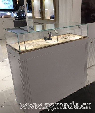 展柜制作中商业展柜的传统与创新 (展柜陈列设计)