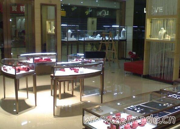 设计师必读：珠宝店展示柜装修设计注意事项 (珠宝店柜台设计)