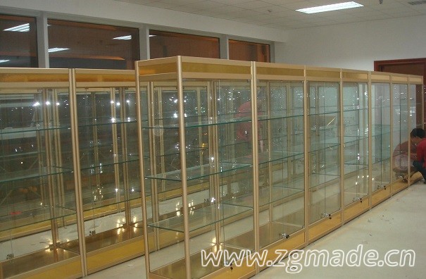 展示柜安装灯具应该遵循什么原则？配的灯具应该这样分析！ (柜体灯光安装有几种方式)