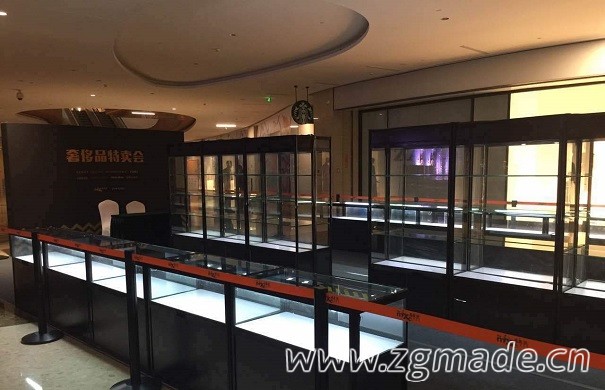 服装展柜制作：灯光的处理方法、以及突出吸引力的技巧！ (展柜灯光怎么按 设计)