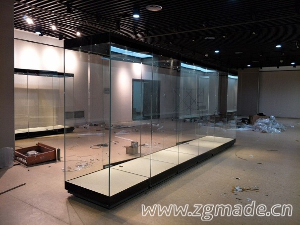 展柜定制时应该考虑哪些因素？优质的展柜要符合这些要点！ (展品柜怎么设计)