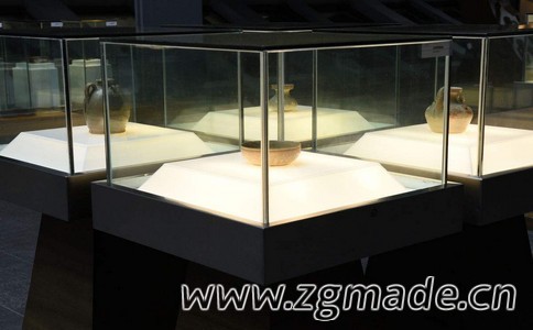 展柜定做厂商烤漆展柜的质量的怎么判定 (烤漆展示柜)