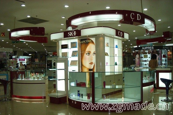 展柜一般用什么材料？它对于店铺有这么多重要性！ (展柜的材料)